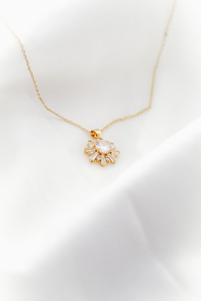 Elegant gold necklace with diamond pendant, perfect for luxury fashion and jewelry collections.